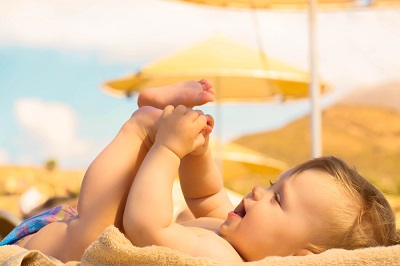 Jak ochránit nejmenší děti před slunečním zářením?