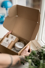 Dárkové balení NATAVA tuhý šampon a balzám Jojoba s kovovou mýdlenkou a cestovní kulatou mýdlenkou