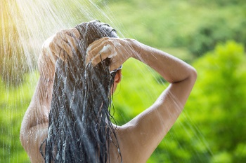 Potěšte se povzbuzující sprchou, která vyčistí vaše tělo i hlavu